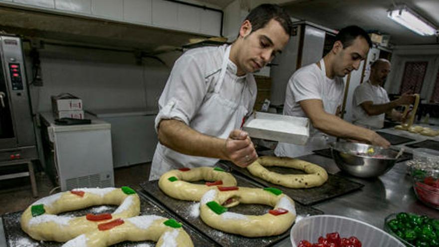 Productos Lozano o la pastelería Patiño son dos muestras de los numerosos hornos de la localidad que han trabajado estos días casi 24 horas en los roscones.