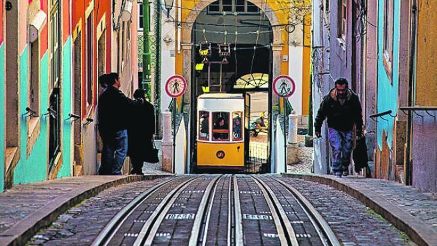 El Elevador de Bica subre la cuesta del Barrio Alto.