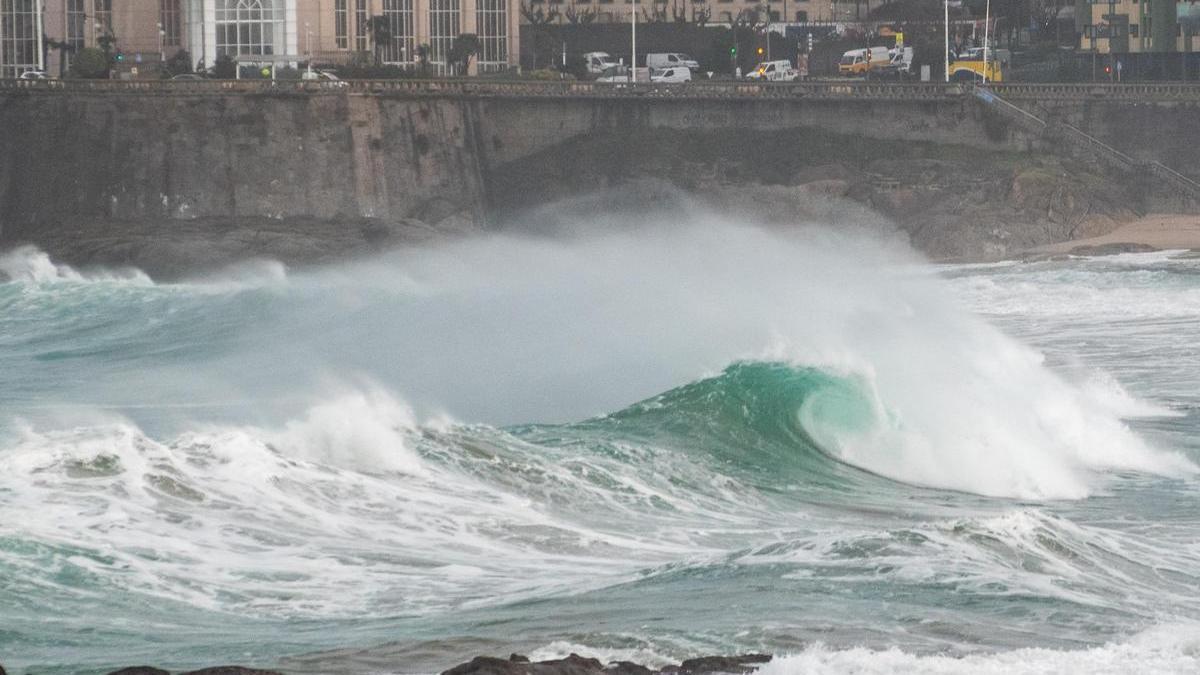 La playa de Riazor, acordonada ante la borrasca Ingrid