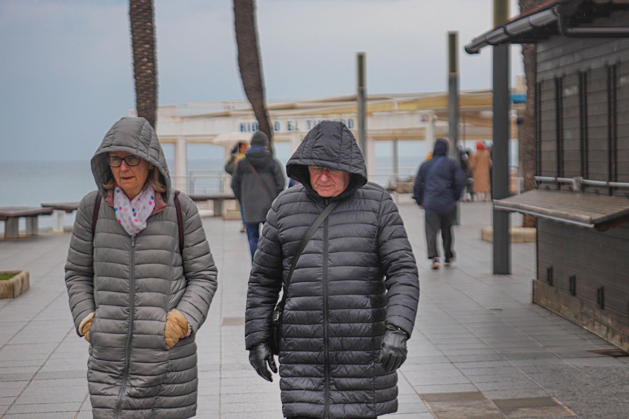 Día de frío y lluvia en Torrevieja