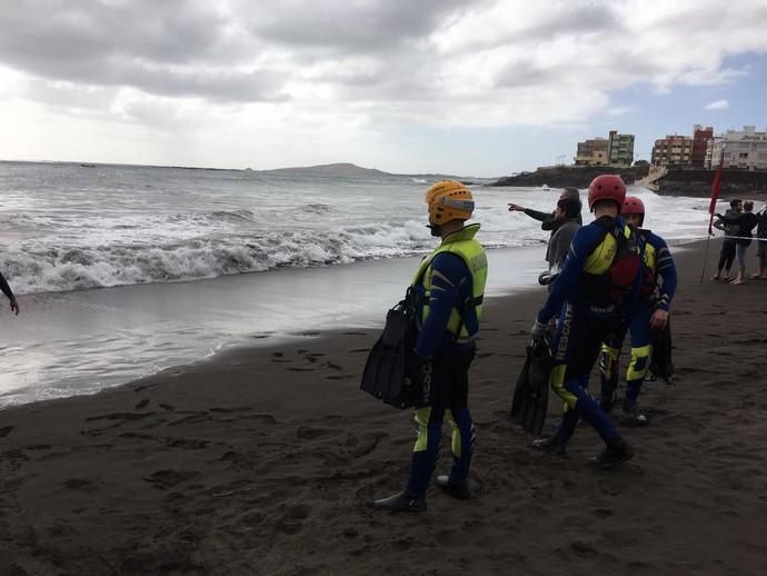 Un cachalote aparece muerto en la playa de Melenara