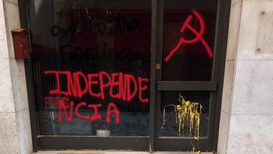 Fan pintades a la seu del PSC d&#039;Olot