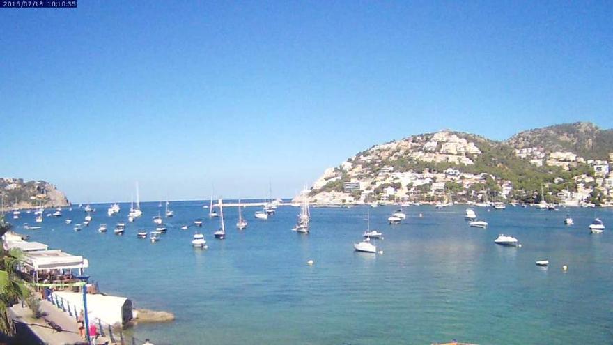 Dümpelnde Yachten unterm blauen Himmel: Port d&#039;Andratx am Montagvormittag (18.7.).