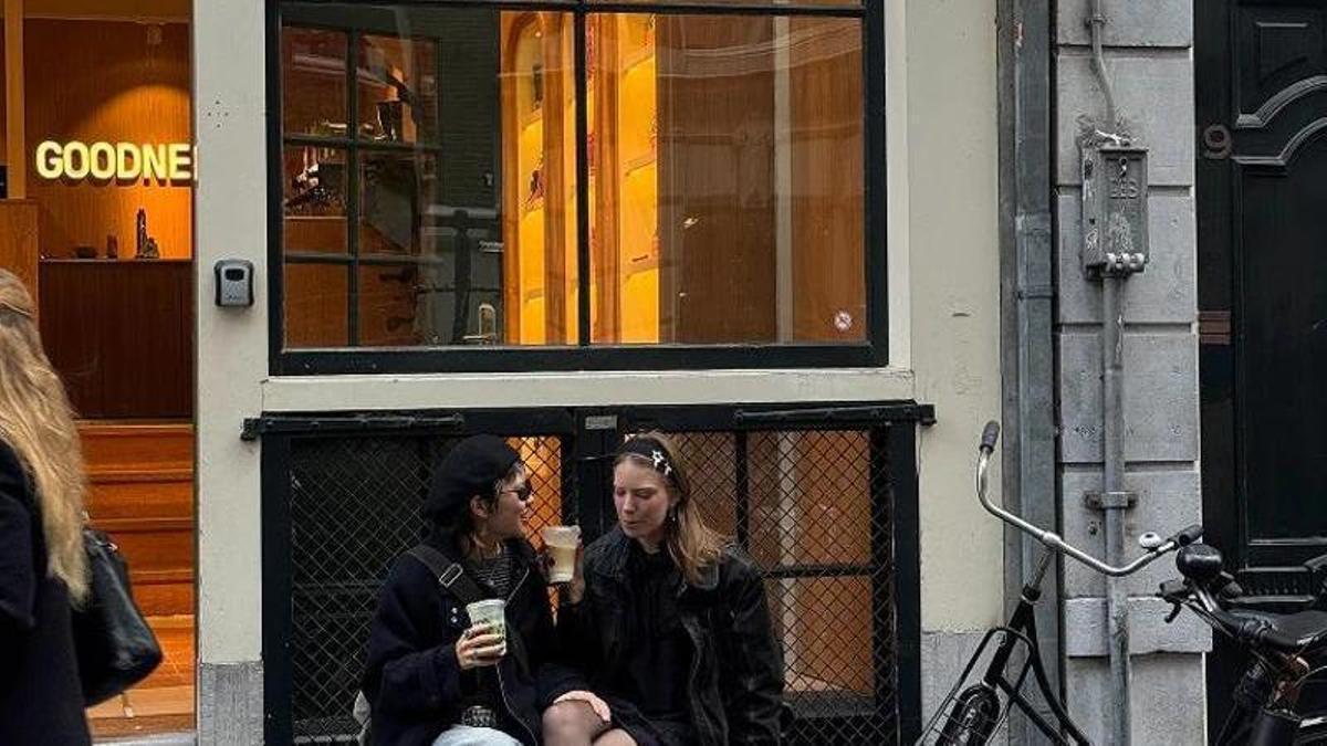 Dos jóvenes toman un café en un local de GoodNews en Ámsterdam.