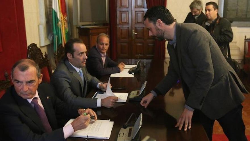 Juan Cassá y Raúl Jiménez dialogan en el inicio de la comisión de investigación de Limasa .