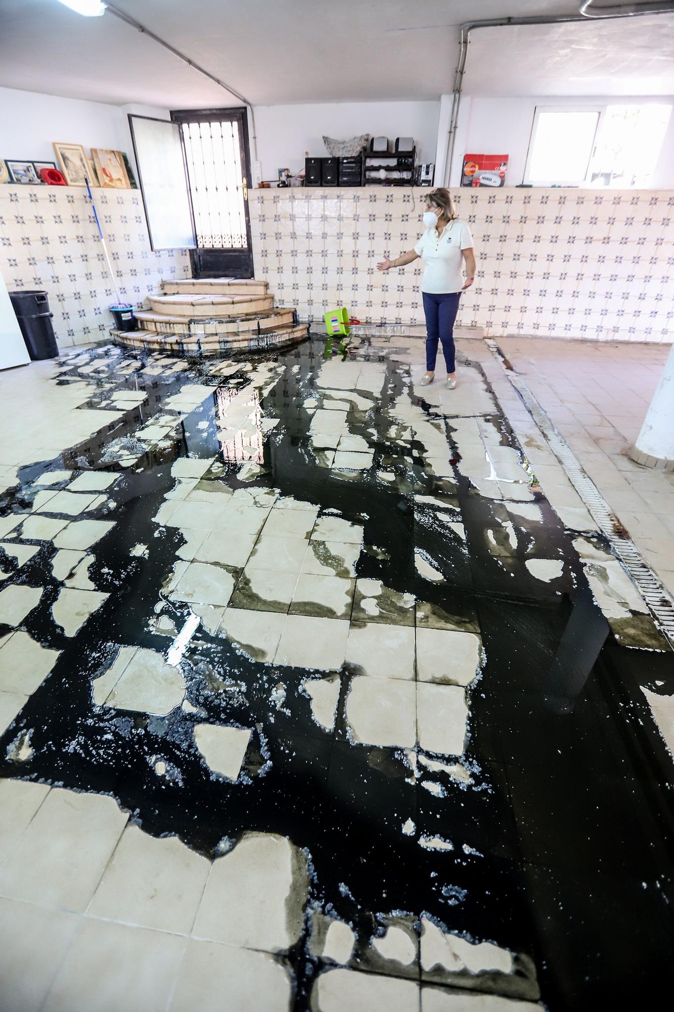 Aguas fecales rebosan desde hace un año en el sótano de la casa de una familia de Callosa de Segura