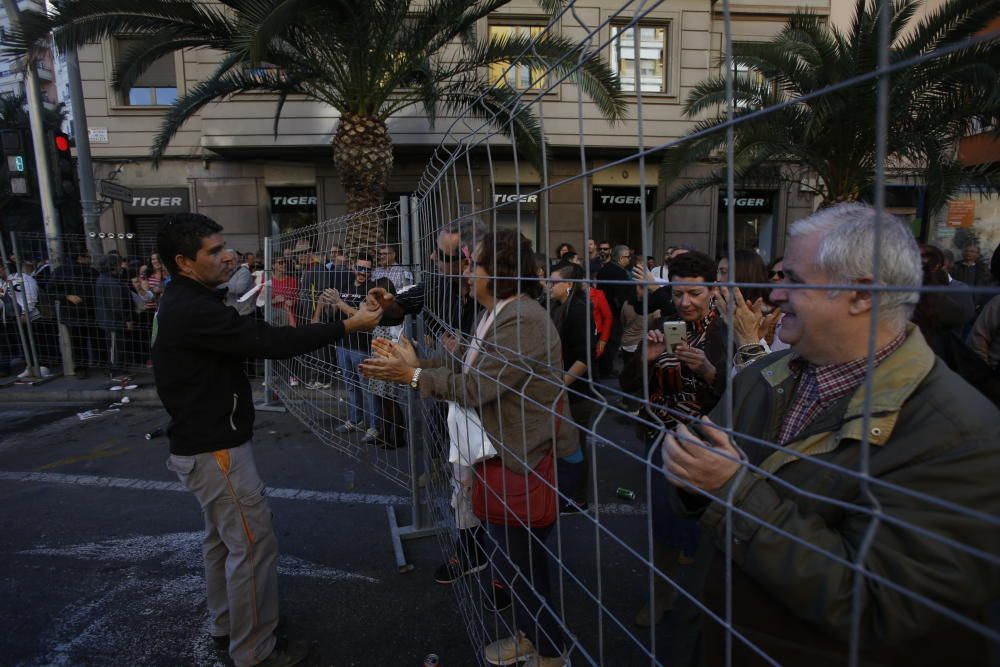 Los Hermanos Ferrández abren la Nochevieja 2017 con una potente mascletà en Luceros.