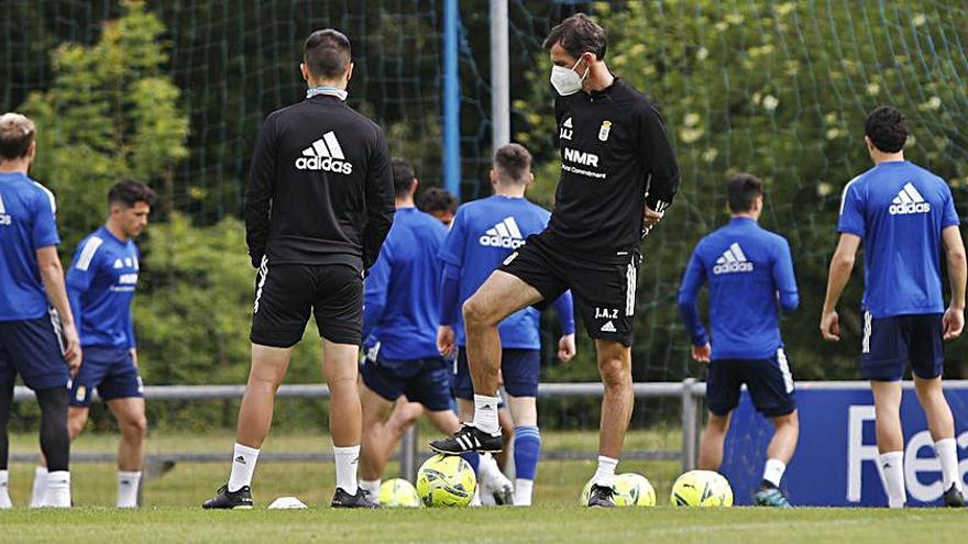 Ziganda, con los jugadores detrás, el lunes en El Requexón. | L. M.