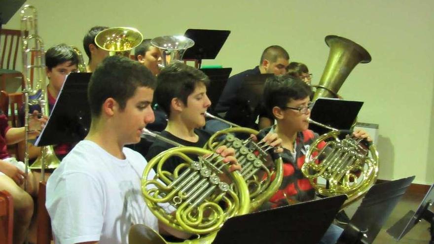 Pablo Neva y Roi Guzmán (primero y segundo por la izquierda), en un ensayo de la Xuvenil de Merza.