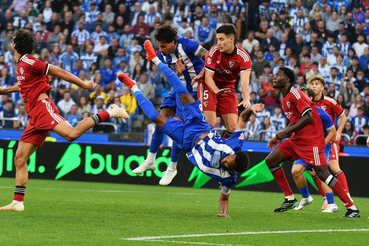 El Dépor cae ante el Sevilla (0-1) en un duelo espeso en el que no logró dominar el juego ni dispuso de ocasiones claras.
