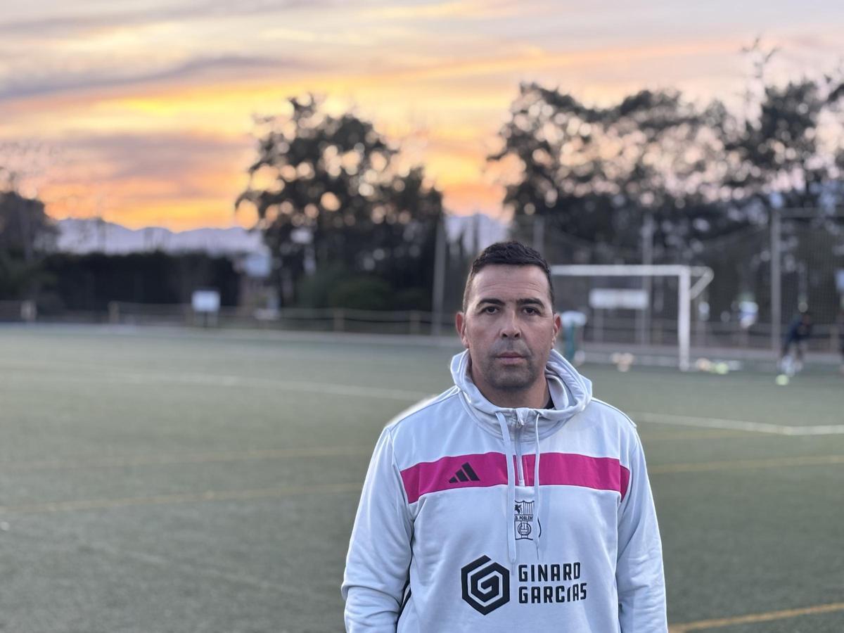 Óscar Troya, entrenador del Poblense, posa para este diario en el Poliesportiu de sa Pobla.