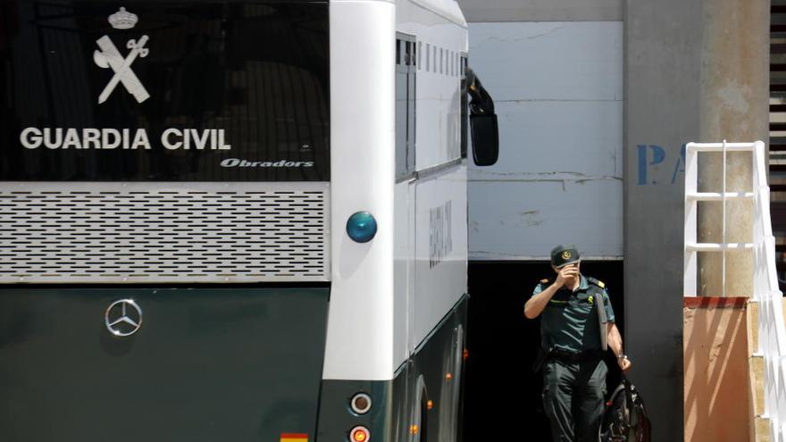Imatge d&#039;un agent de la Guàrdia Civil que ha baixat de l&#039;autobús que trasllada els líders independentistes a Saragossa