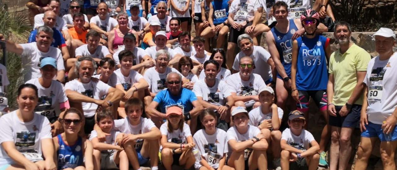 Foto de familia de un gran número de participantes de la Subida al Castillo. | LA OPINIÓN