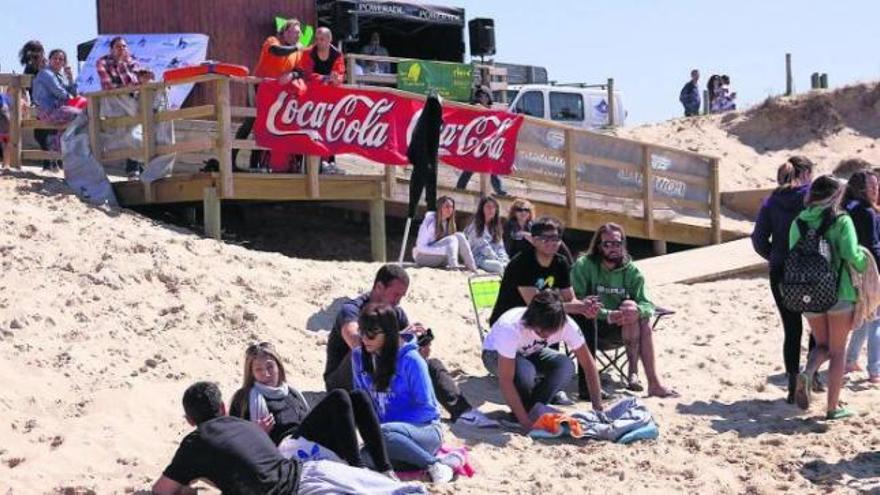 Público asistente a un campeonato de surf organizado en la parte de A Lanzada perteneciente al Concello de Sanxenxo.  // Muñiz