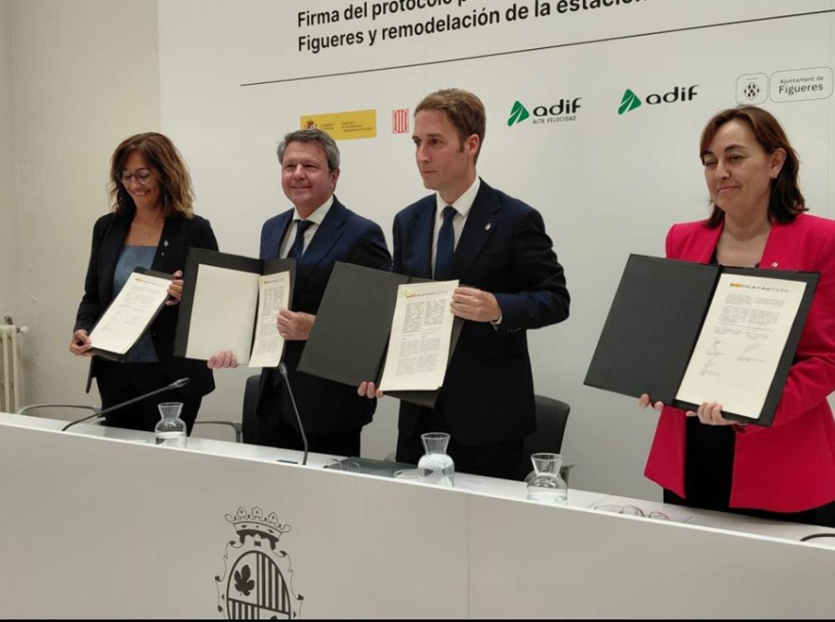 De izquierda a derecha, la alcaldesa de Vilafant, Montse de la Llave; el secretario de Estado, José Antonio Santano; el alcalde de Figueres, Jordi Masquef y la consellera de Territori, Sílvia Paneque.