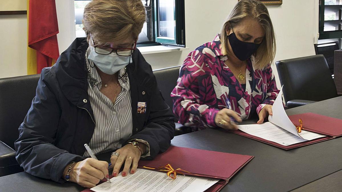 Maribel Méndez, a la izquierda, y Raquel Casado, ayer, durante la firma del protocolo en Las Regueras. | Miki López