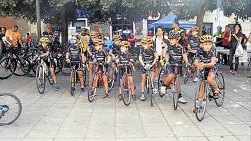 300 valleros se unen a la marcha en bicicleta