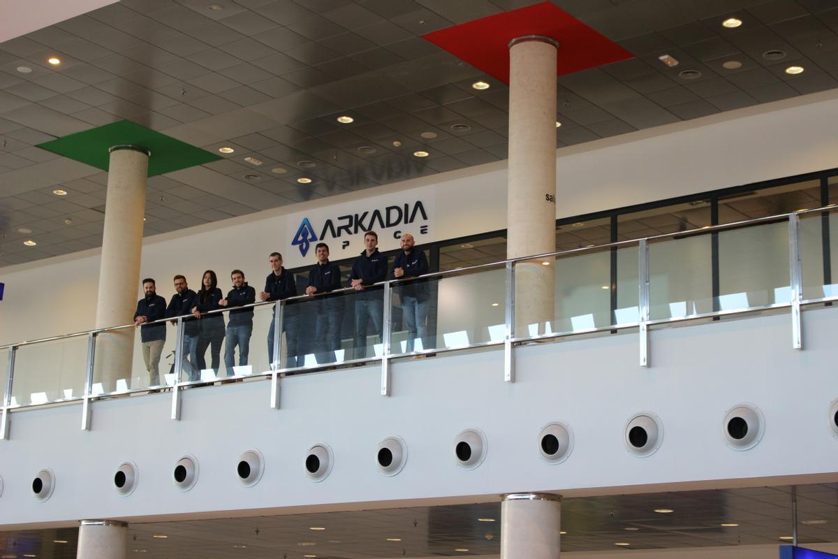 Fundadores y parte del equipo de Arkadia Space, en sus instalaciones del aeropuerto.