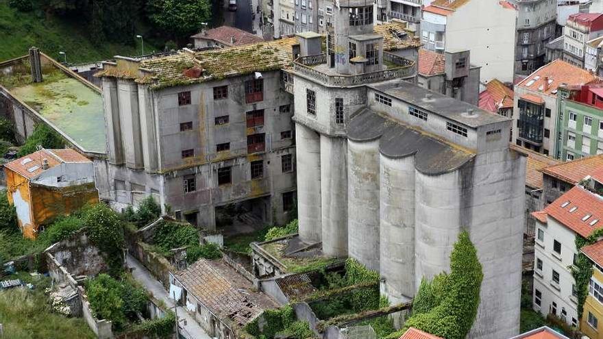 Estado actual de la parcela de La Panificadora que el Concello prevé rehabilitar. // Marta G. Brea