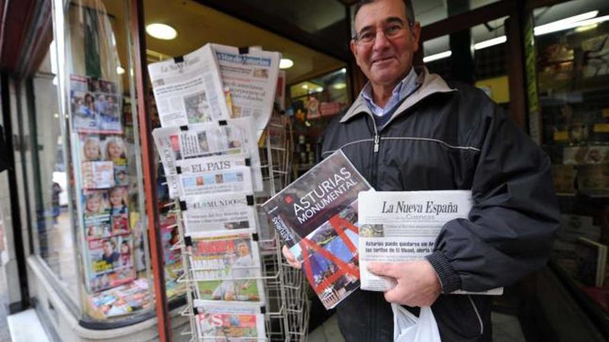 José Fernández, ayer, en Mieres, con su ejemplar de LA NUEVA ESPAÑA y las tapas del coleccionable. / silveira