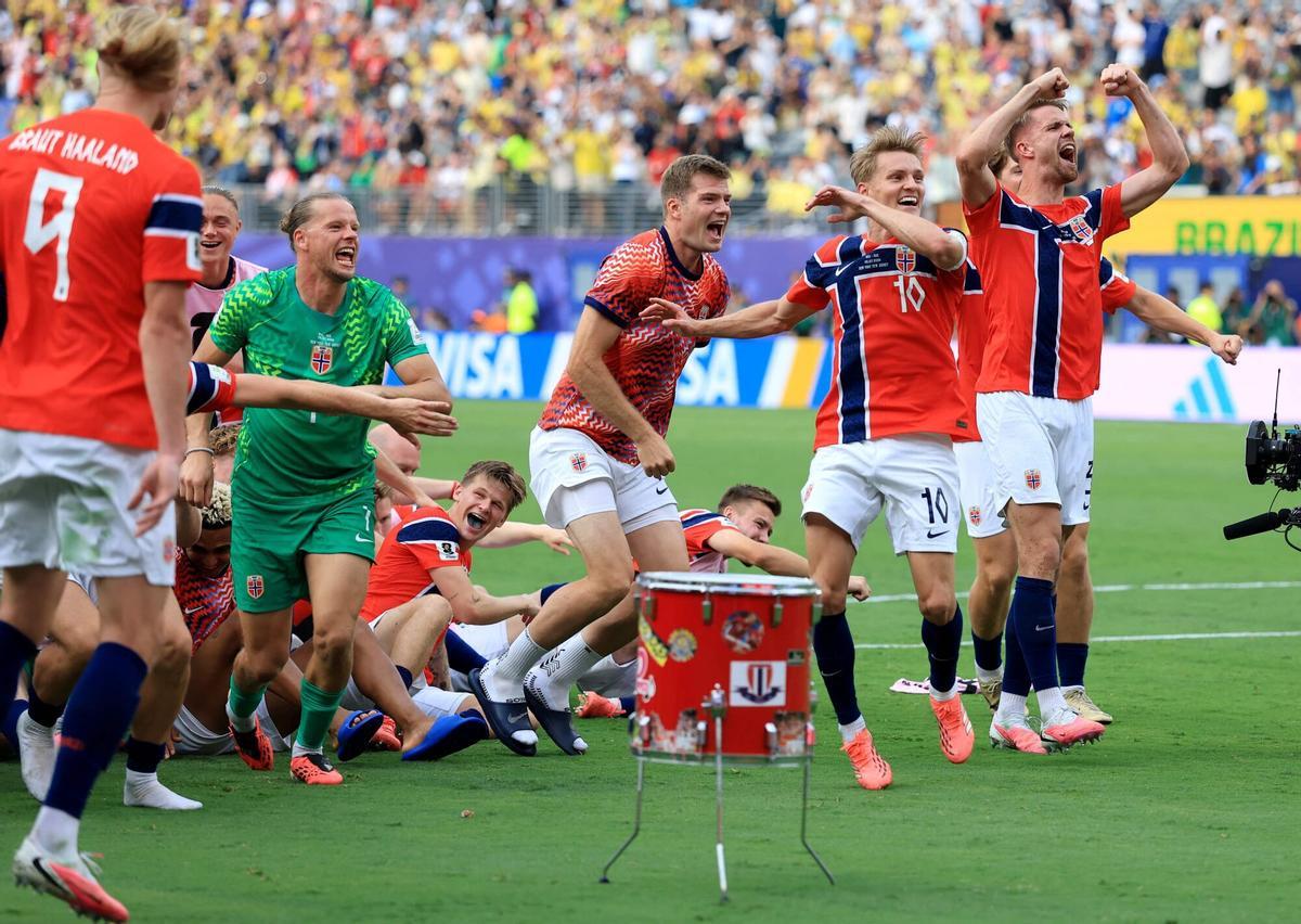 EAST RUTHERFORD, NEW JERSEY - JULY 05: Martin Odegaard #10 of Norway and teammates celebrate after the 2-1 victory during the FIFA World Cup 2026 Round of 16 match between Brazil and Norway at New York New Jersey Stadium on July 05, 2026 in East Rutherford, New Jersey. Elsa/Getty Images/AFP (Photo by ELSA / GETTY IMAGES NORTH AMERICA / Getty Images via AFP)