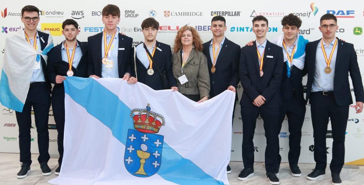 Anxo y Radek, segundo y tercero por la izquierda, junto al resto de competidores gallegos.