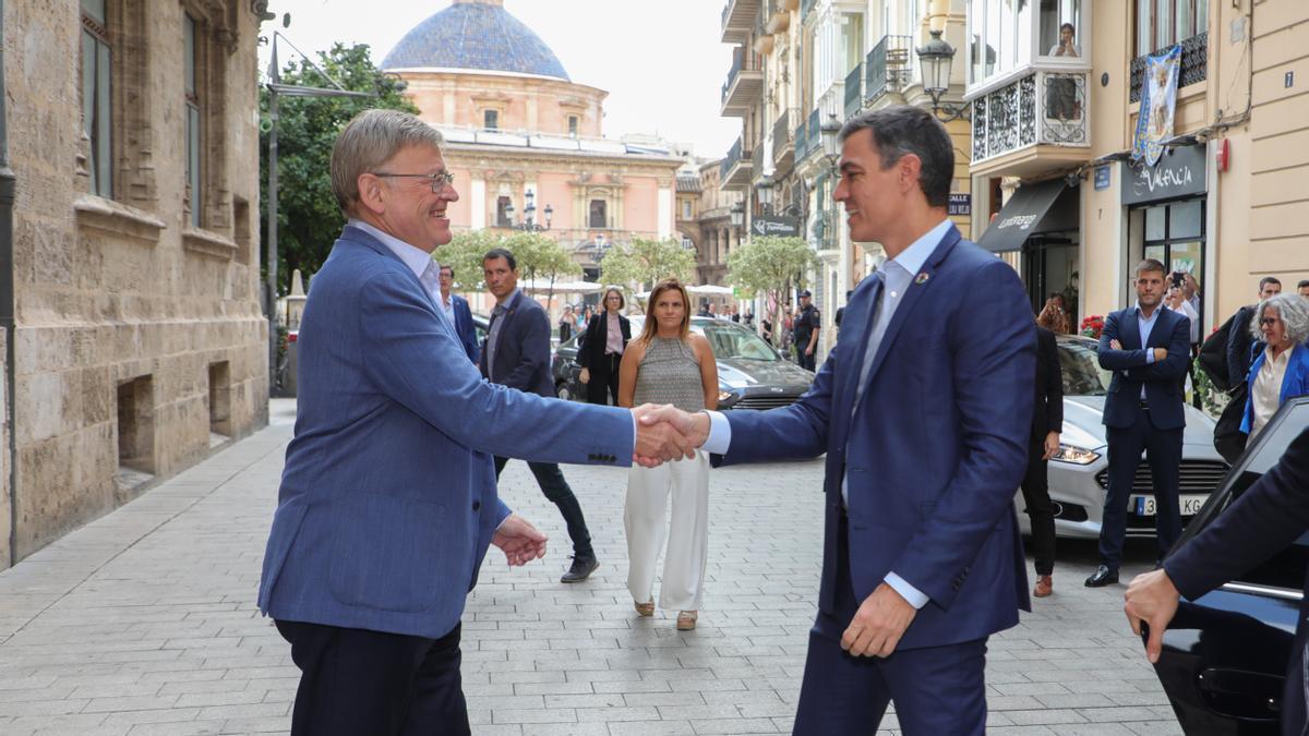 El presidente de la Generalitat, Ximo Puig, recibe al presidente del Gobierno, Pedro Sánchez.