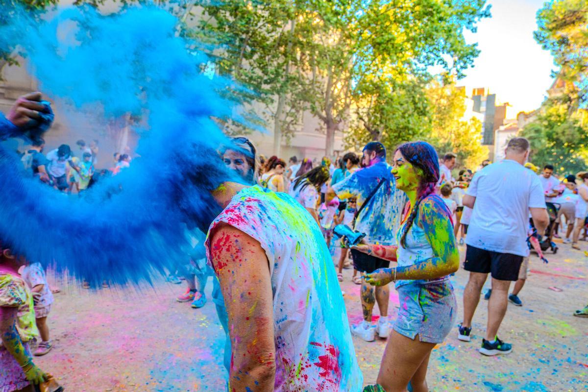 La festa Holi omple de colors els Jardins del Casino de Manresa La festa Holi omple de colors els Jardins del Casino de Manresa