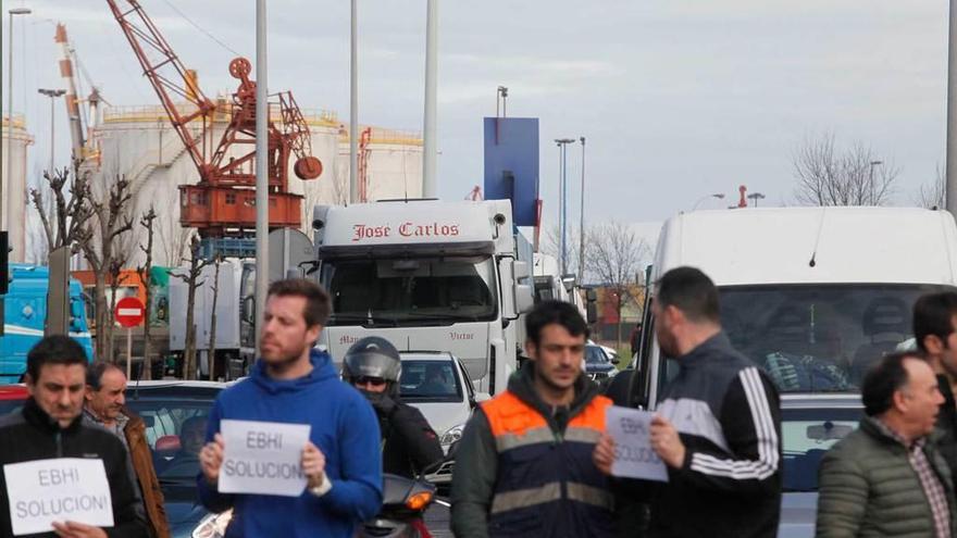 Trabajadores de la terminal de graneles de El Musel, Ebhisa, cortando el tráfico a la entrada del puerto durante una de las jornadas de huelga que protagonizaron a principios de este mes.