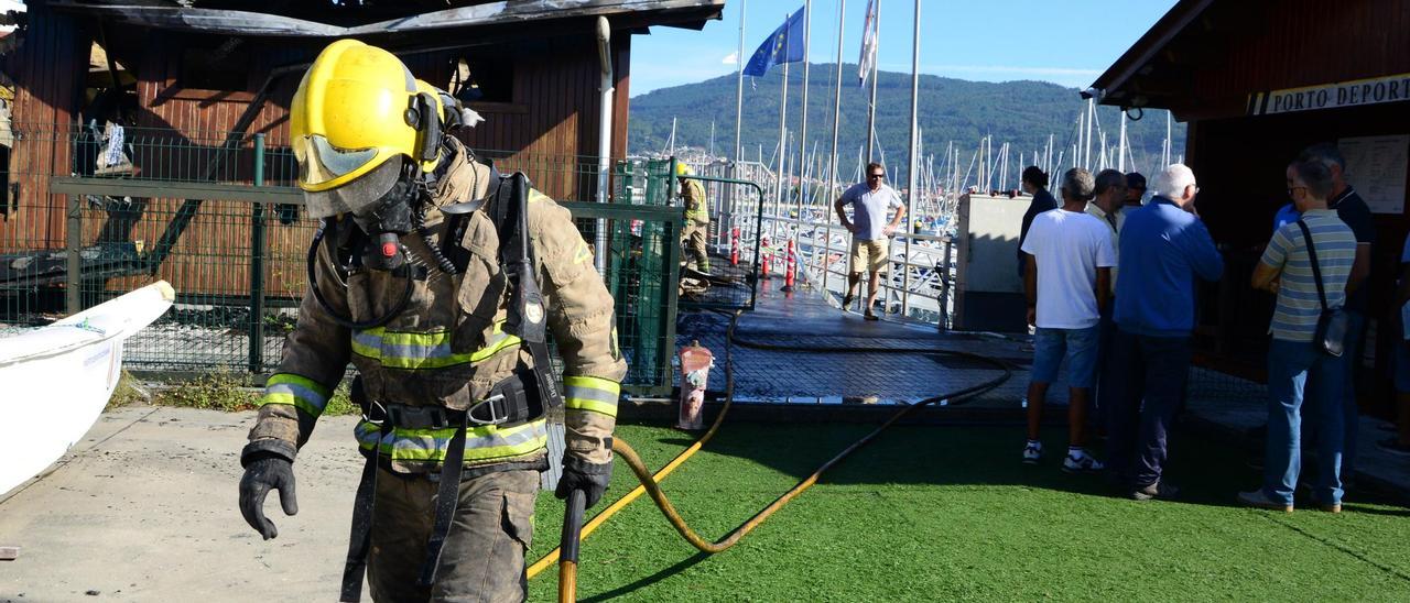 Uno de los bomberos ue participó en la extinción del fuego en el puerto deportivo de Moaña.