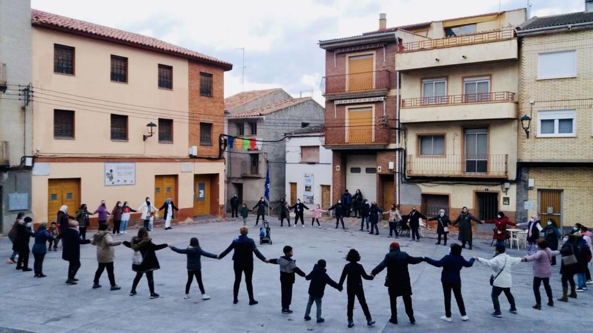 Alpartir creó una cadena humana para reivindicar la igualdad. |   