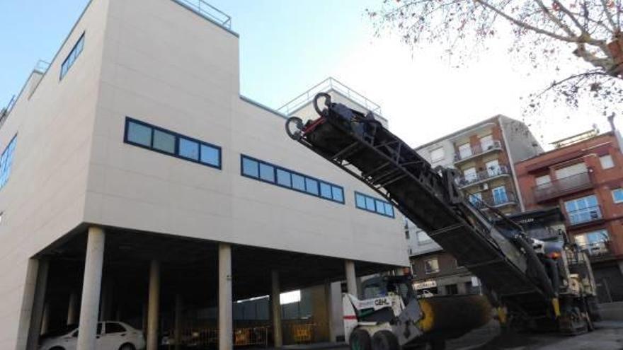 La maquinària per treure l&#039;asfalt del recinte de les piscines, ahir davant l&#039;accés al complex esportiu