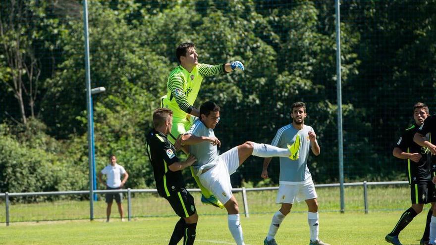 Javi Benítez despeja un balón de puños en el partido de Copa Federación entre el Sporting B y el Oviedo B.