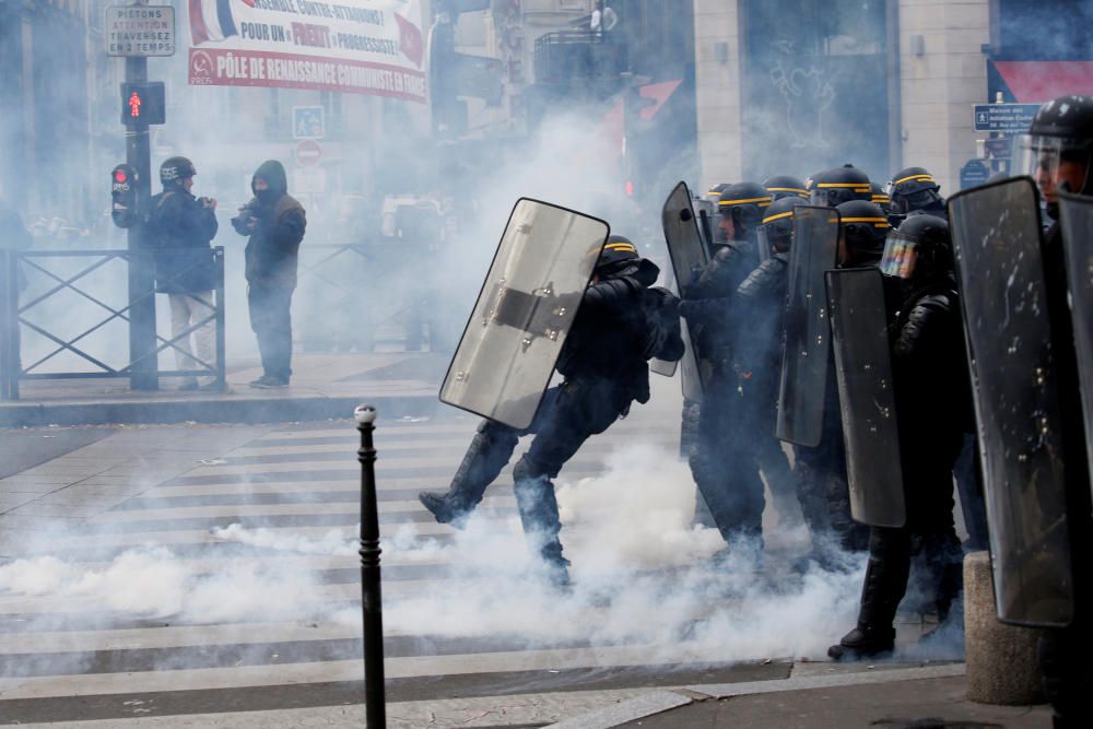 Tear gas floats around French CRS riot police ...