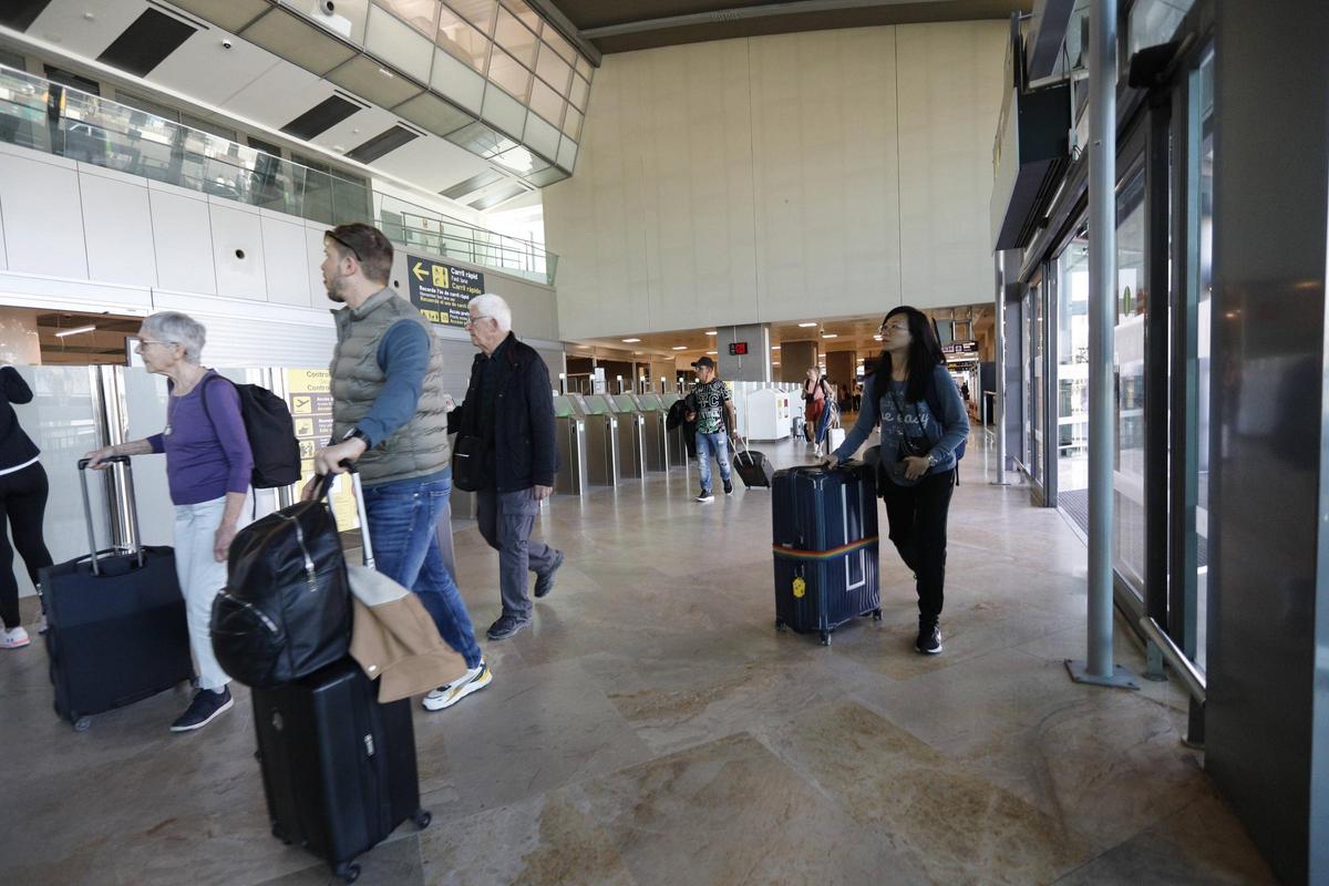 Viajeros en el aeropuerto de Valencia, este pasado marzo.