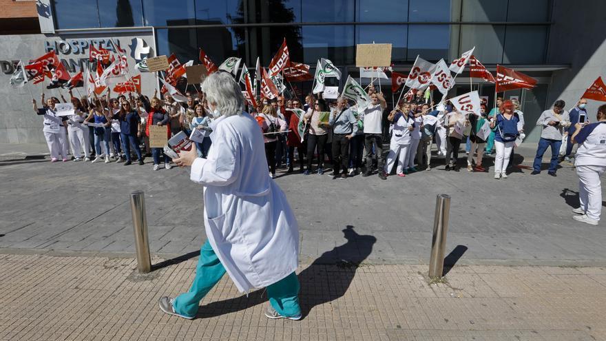 El personal de limpieza del hospital San Pedro de Cáceres exige un convenio colectivo &quot;justo&quot;