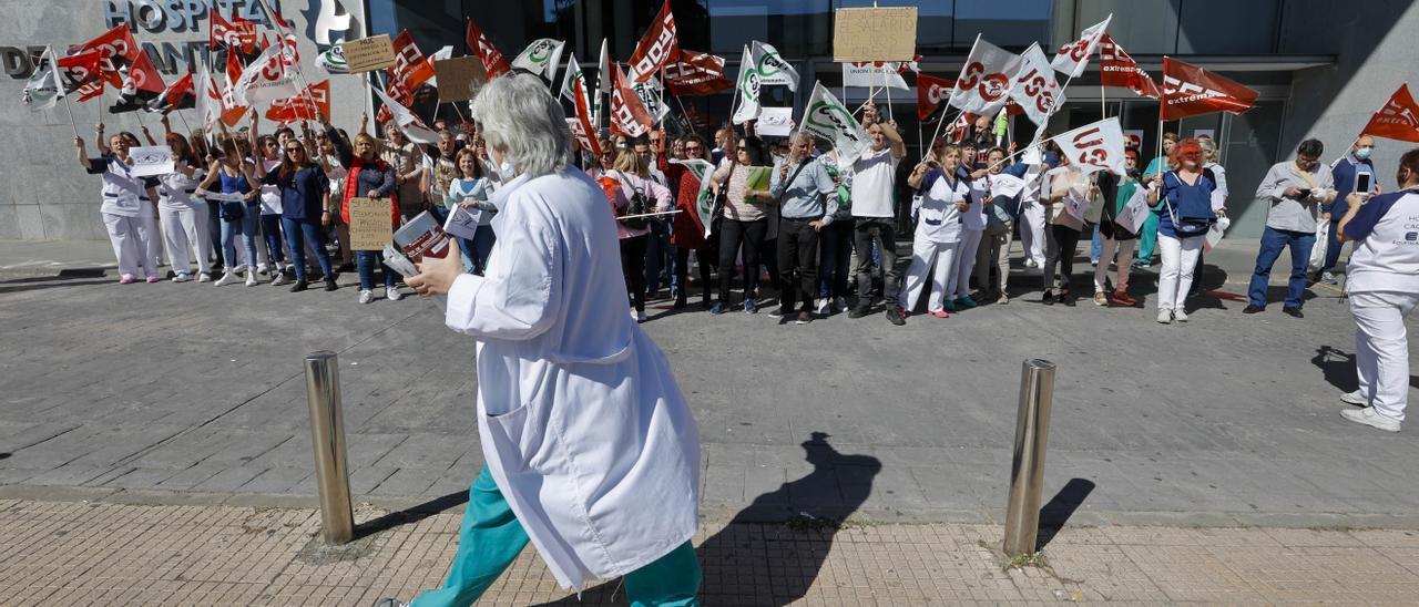 Protesta del personal de limpieza del hospital San Pedro de Alcántara, este lunes.