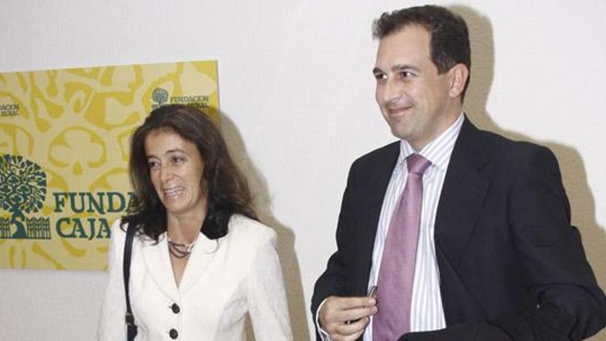 Mónica López y José Carlos Abellán, ayer en el Colegio Universitario.