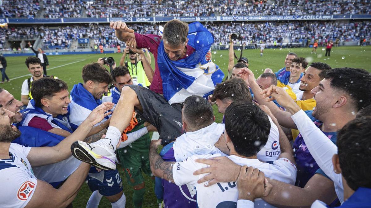 Entre lágrimas, besos y abrazos: así celebra el CD Tenerife su ascenso durante el calentamiento