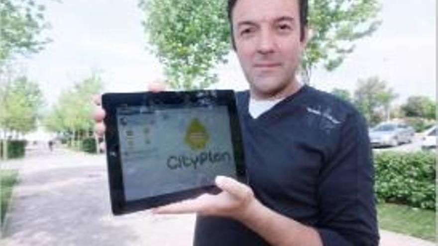 David Salamaña mostra la nova aplicació gratuïta per a mòbil i tauleta.