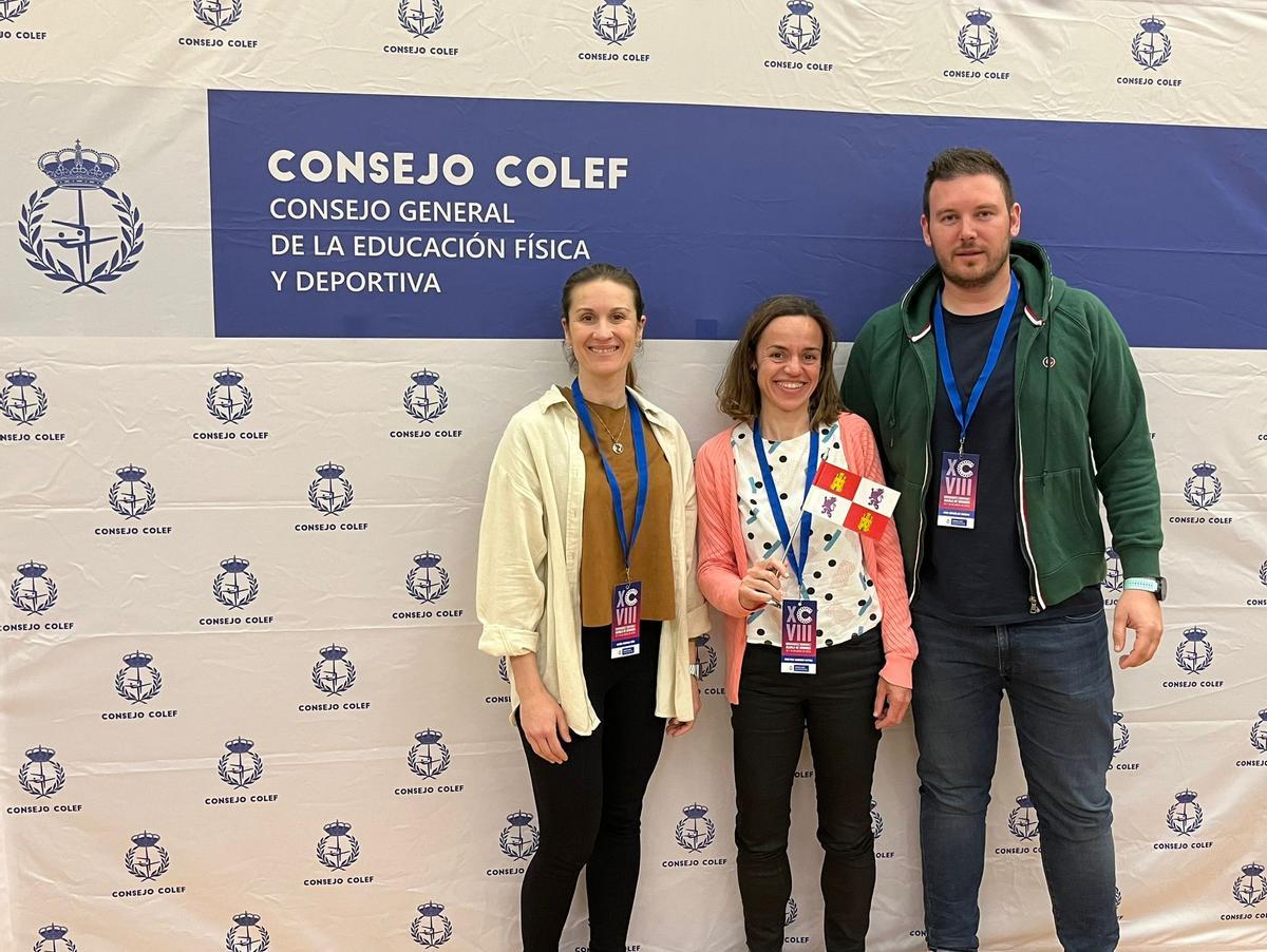 Cristina Vaquero, con dos compañeros de la directiva, en el Consejo General del COLEF
