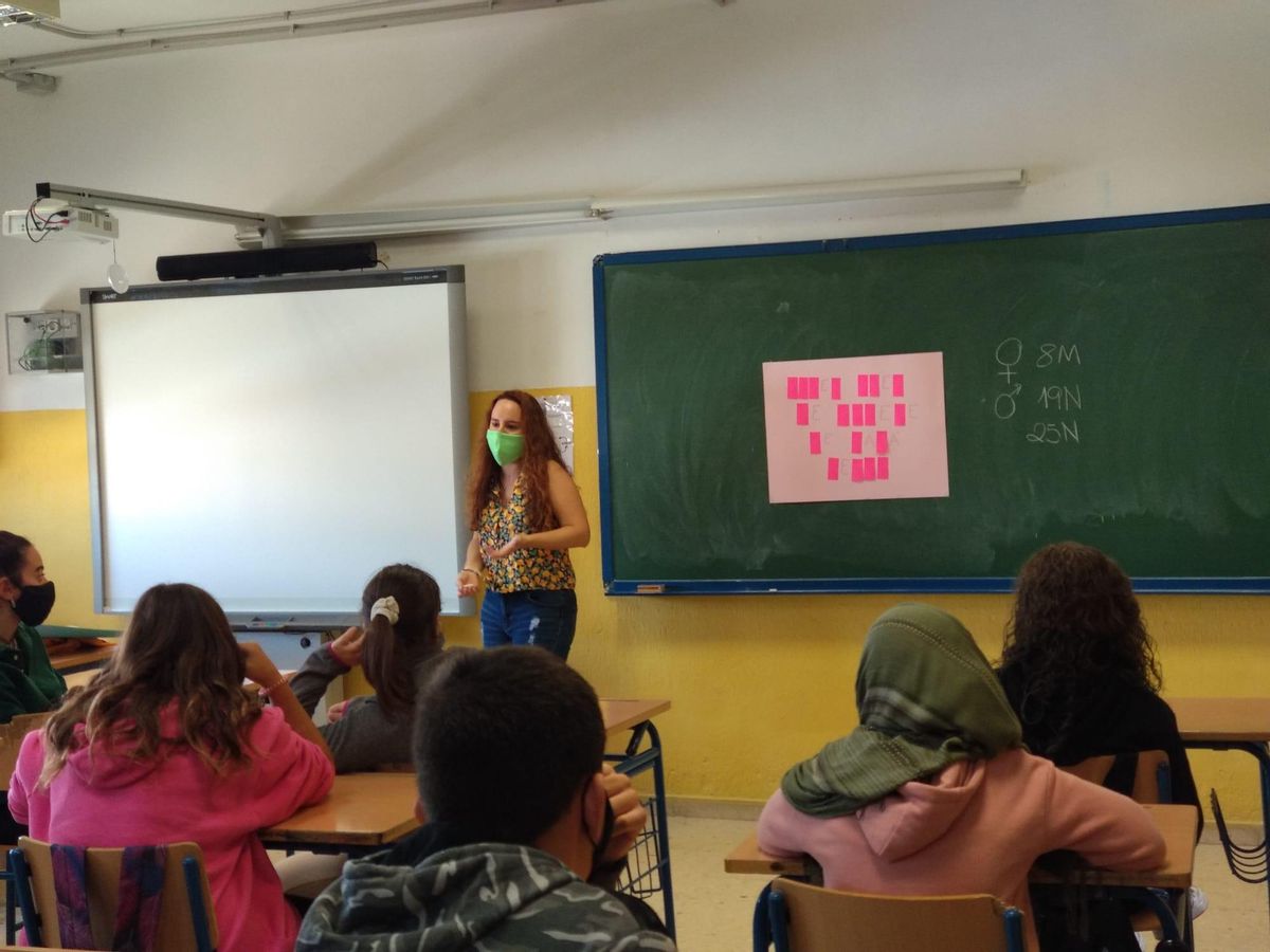 Laura Marcilla en una charla, en Almería
