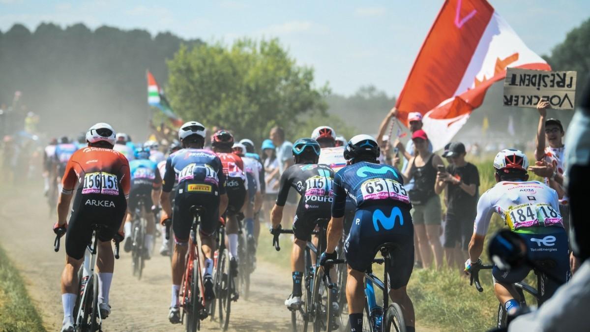 Los corredores del Tour, enfrentándose a los adoquines