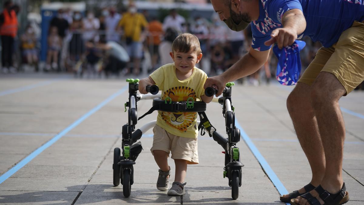 Otro de los pequeños participantes en la carrera adaptada, en el Gòtic.