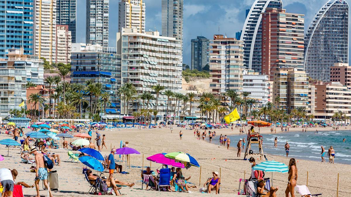 Bañistas en  la playa de Levante de Benidorm durante el puente de octubre