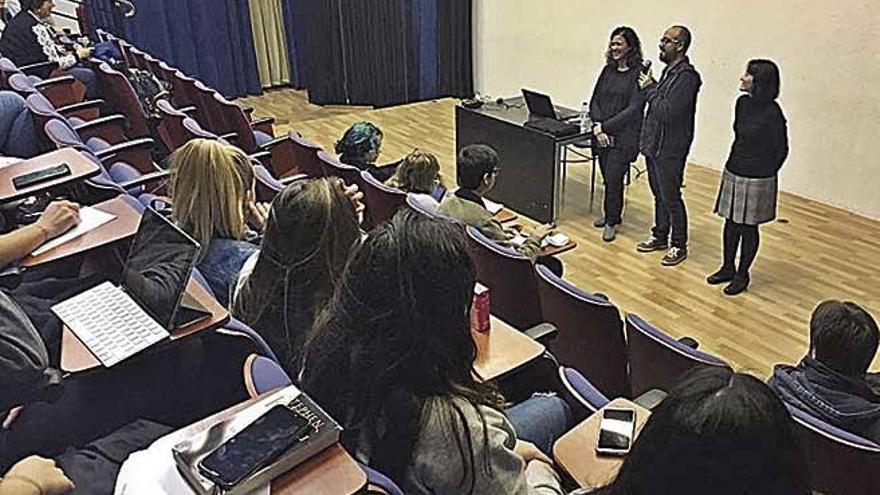 Isabel LlodrÃ , RubÃ©n Comas y MercÃ¨ Morey se dirigen al auditorio.