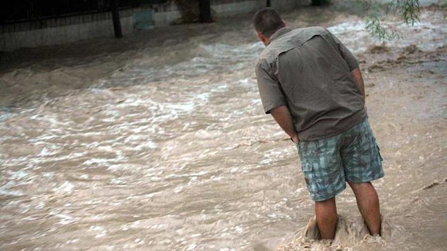 Arriba, efecto del temporal ayer en Elche; abajo, trabajos de apertura de una mediana en la zona del golf de Alicante