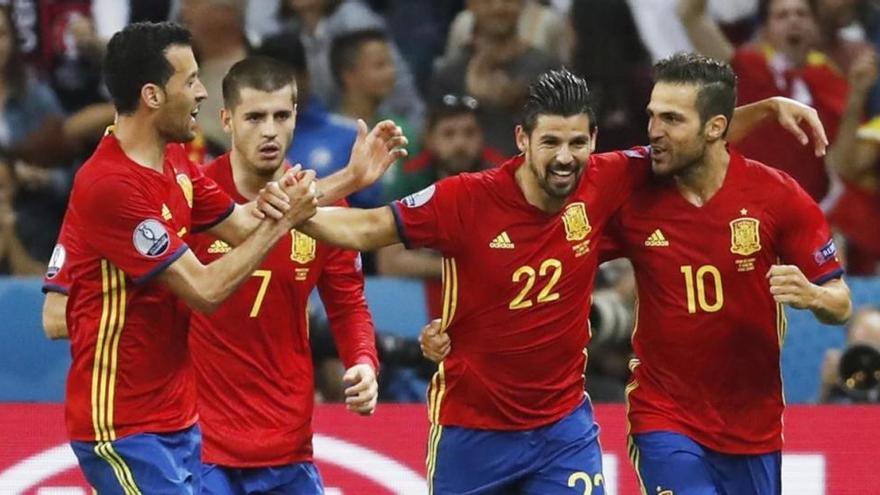 España se luce y pasa a octavos (3-0)