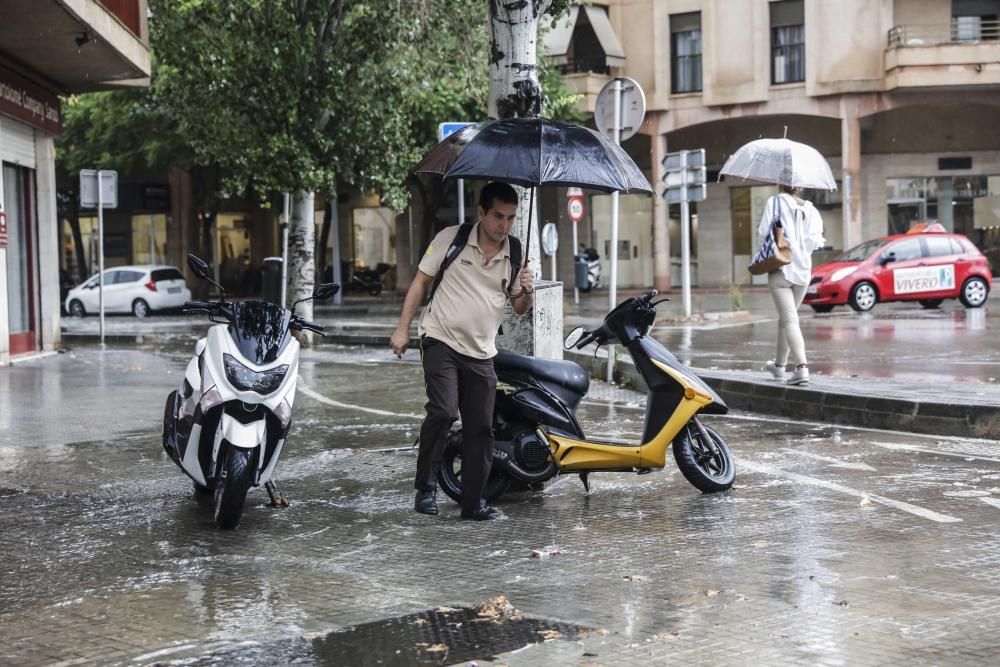 Kräftige Regenschauer behindern Straßenverkehr