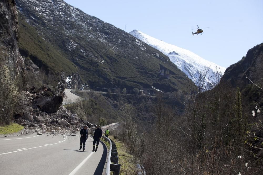 Un argayo con toneladas de rocas y tierra corta el Corredor del Nalón y deja Caso incomunicado